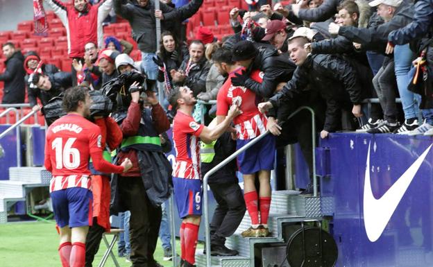 Diego Costa celebró el gol con los aficionados y fue amonestado. 
