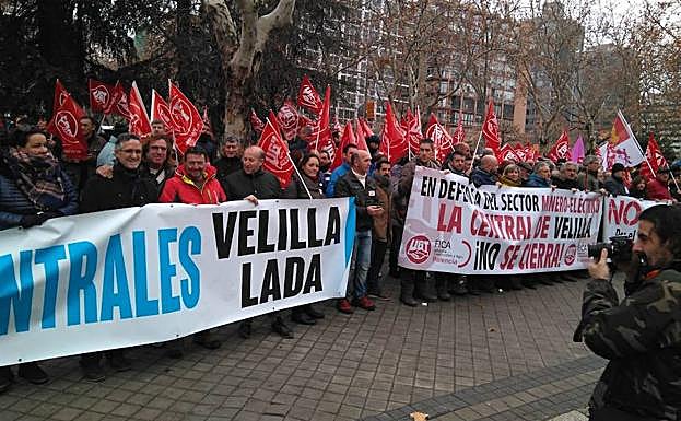 El alcalde de Velilla, Gonzalo Pérez, entre otros manifestantes palentinos en Madrid. 