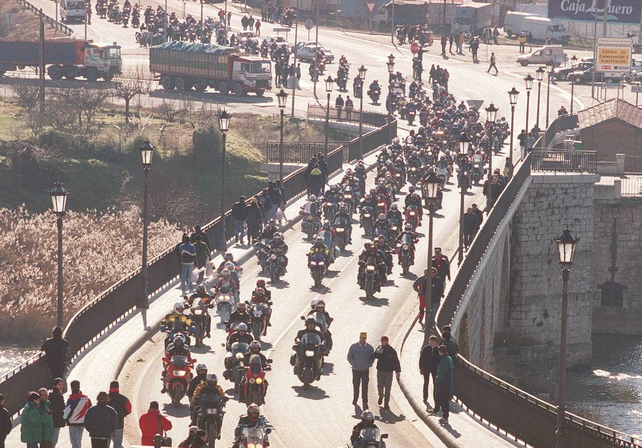 2000. Miles de motoristas atraviesan el puente sobre el Duero de Tordesillas durante la XIX Concentracion de Pingüinos.