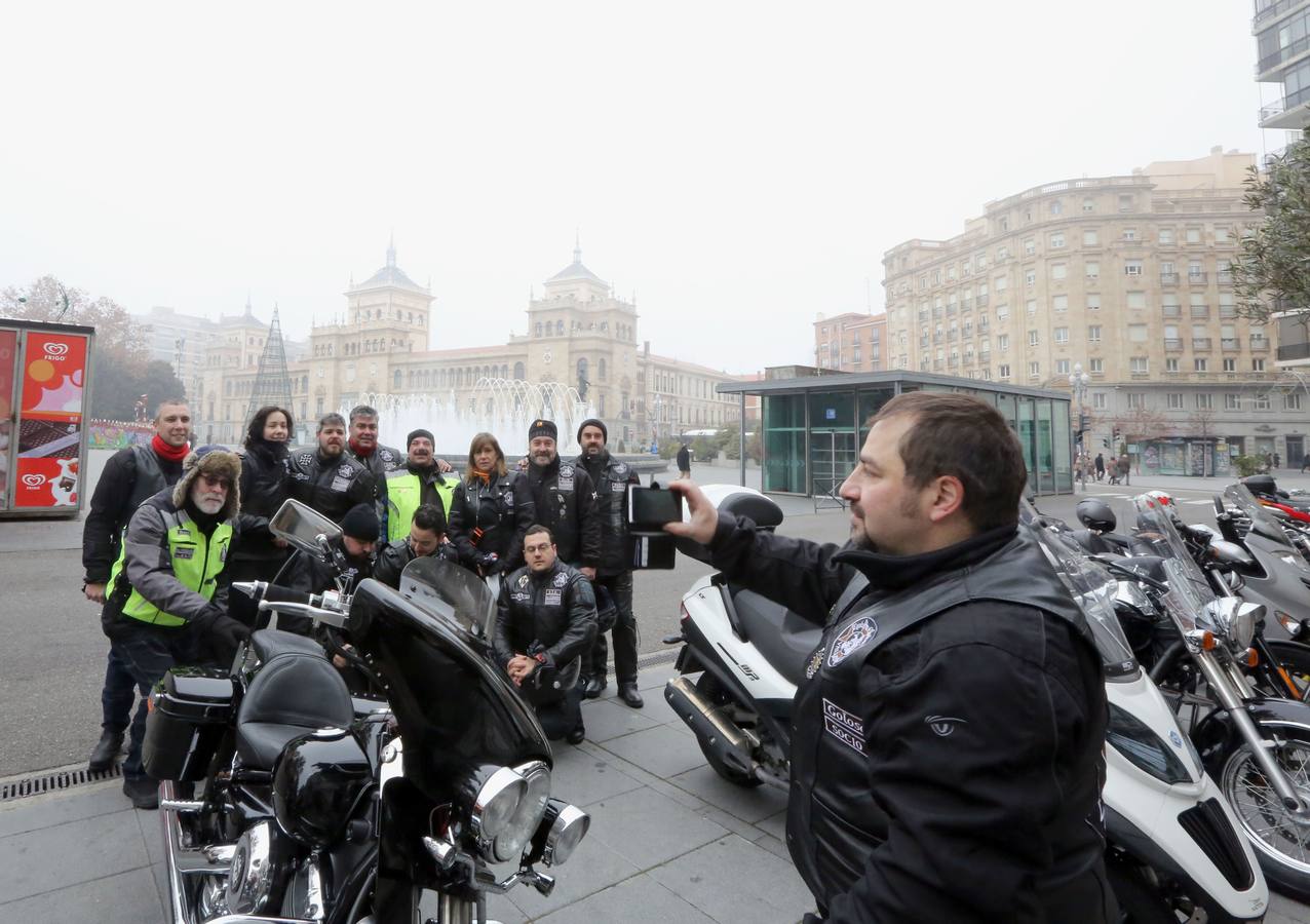 2015. Un grupo de moteros se hace una foto frente a la fuente de la Plaza de Zorrilla a pesar de la suspensión de la concentración motera Pingüinos 2015.