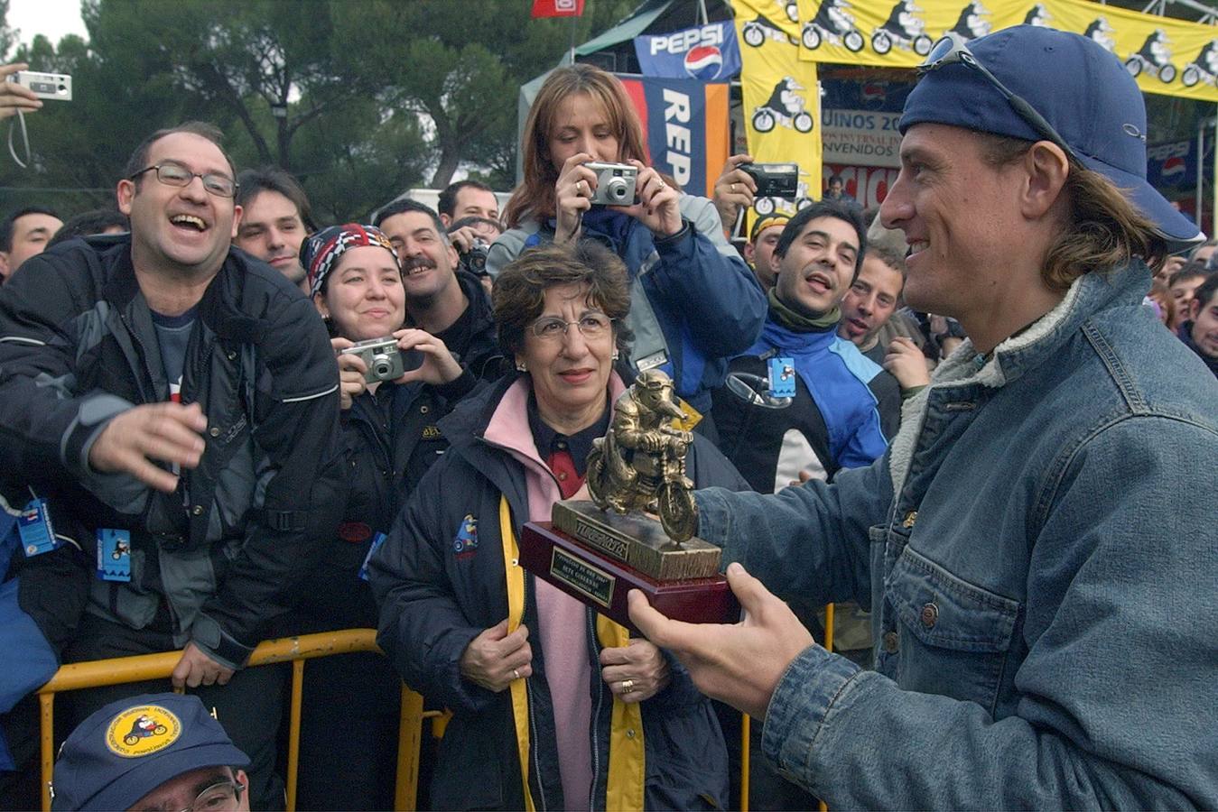 2004. El subcampeón del Mundo de motociclismo de moto GP, Sete Gibernau, recibe la felicitación de los aficionados y el público asistente a la entrega de las insignias de oro de Pingüinos 2004.