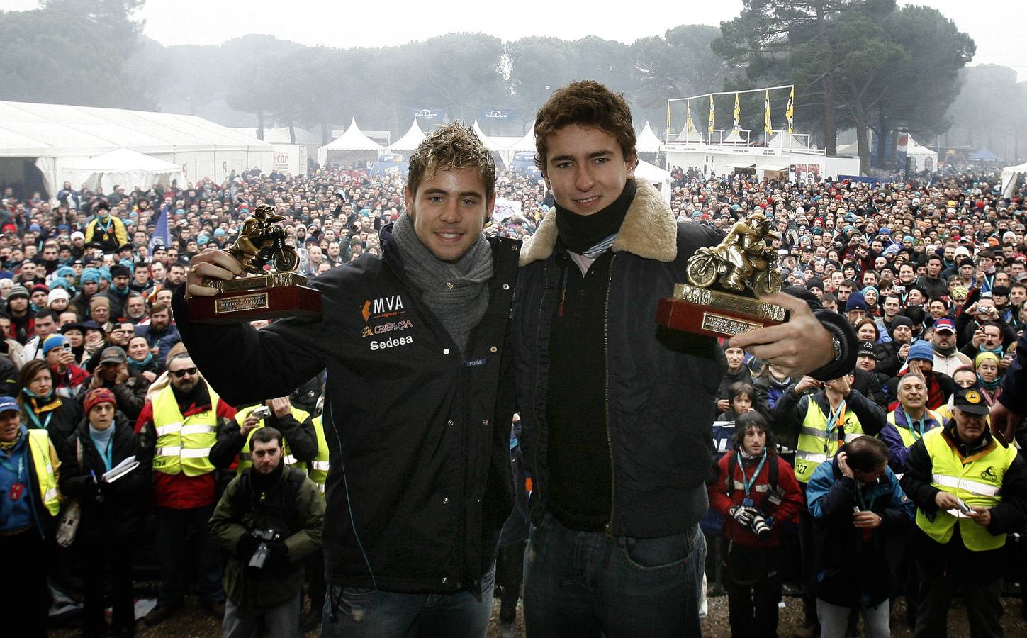 2007. Los campeones del Mundo de motociclismo Alvaro Bautista (i), en la categoría de 125 c.c., y Jorge Lorenzo, en la de 250 cc, saludan al público tras recibir el 'Pingüino de Oro 2007'.