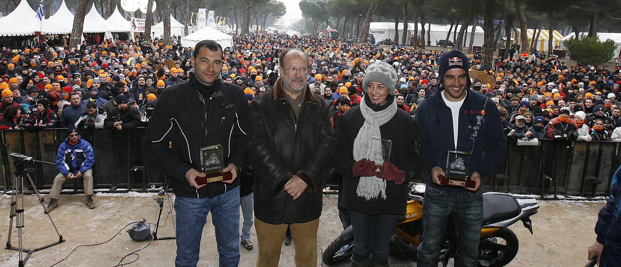 2009. José María Riaño, Javier León de la Riva, Mercedes Cantalapiedra e Iván Cervantes con sus galardones en la concentracion motera Pingüinos 2009 en Puente Duero.