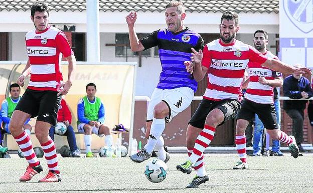 Una jugada del Deportivo-Villarcayo.