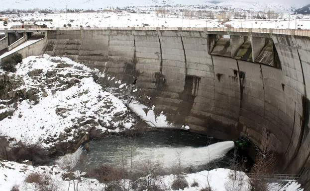 La presa del Pontón Alto desaguaba este jueves. 