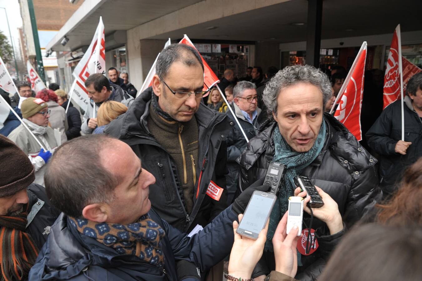 Protesta del colectivo de transportes de viajeros por carretera en la estación de autobuses de Valladolid