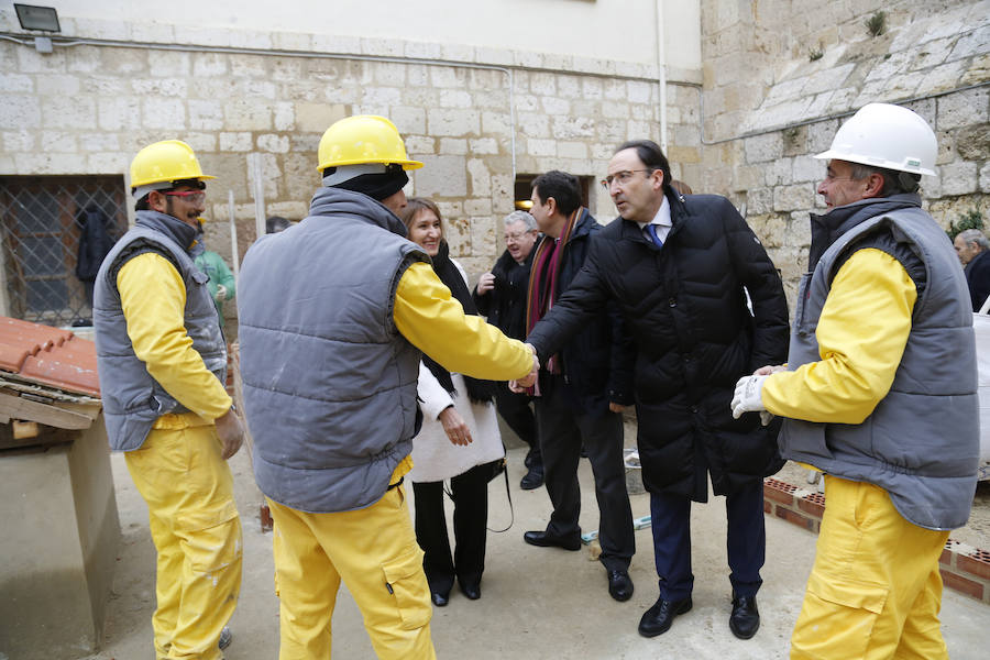 Visita del consejero de empleo a la escuela taller de la catedral