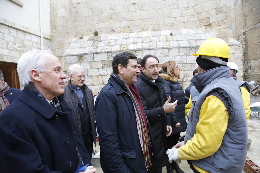 Visita del consejero de empleo a la escuela taller de la catedral