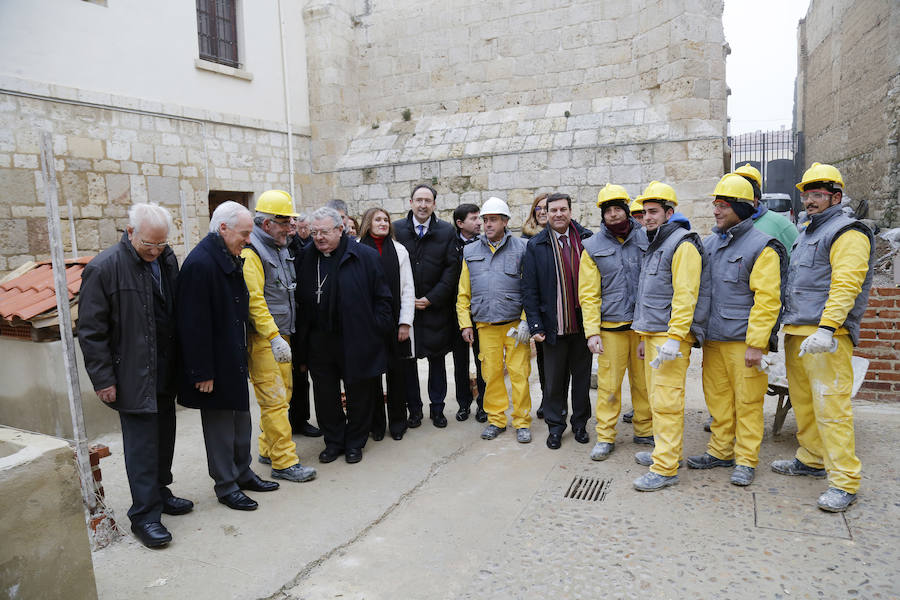 Visita del consejero de empleo a la escuela taller de la catedral