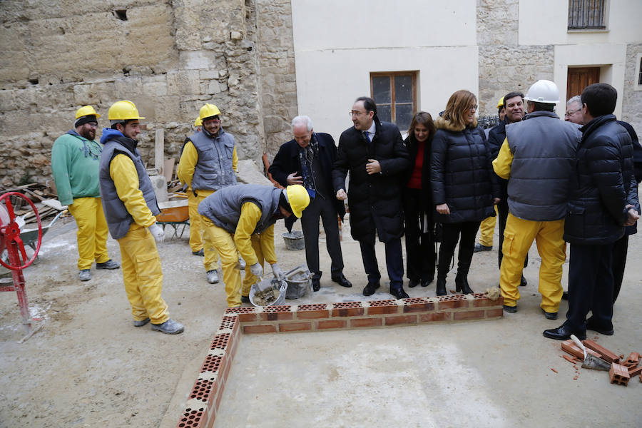 Visita del consejero de empleo a la escuela taller de la catedral