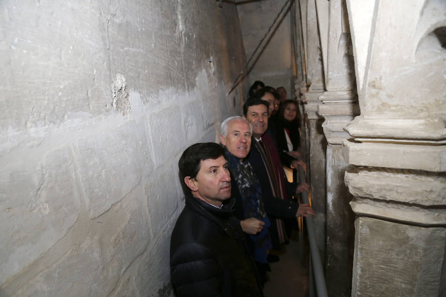 Visita del consejero de empleo a la escuela taller de la catedral