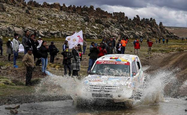 La piloto burgalesa supera un arroyo en una de las etapas