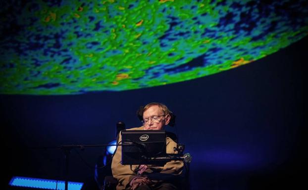 Hawking da una conferencia en el Festival Starmus que se celebró en Tenerife en 2014. 