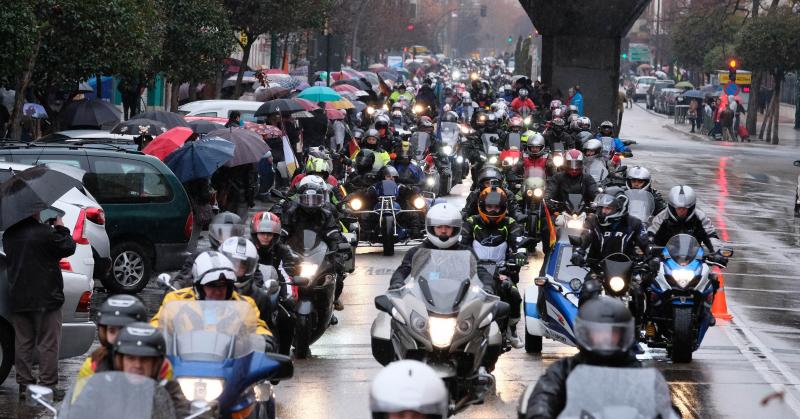 Los moteros desafían a la lluvia en el tradicional desfile de banderas de Pingüinos.