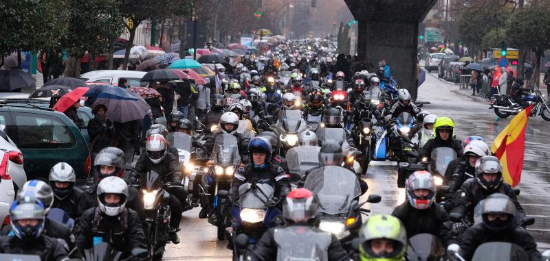 Los moteros desafían a la lluvia en el tradicional desfile de banderas de Pingüinos.