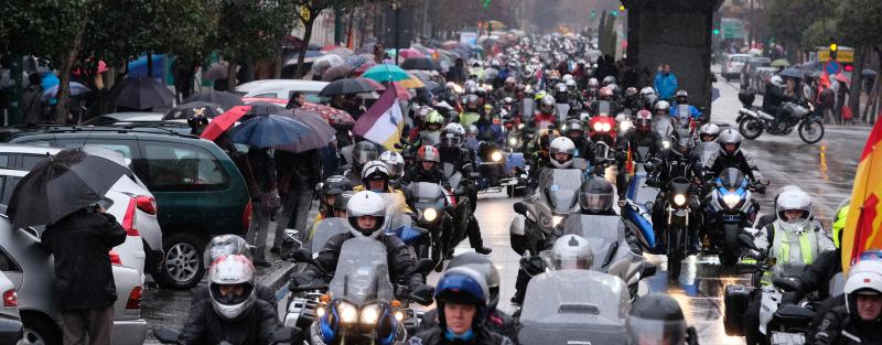 Los moteros desafían a la lluvia en el tradicional desfile de banderas de Pingüinos.