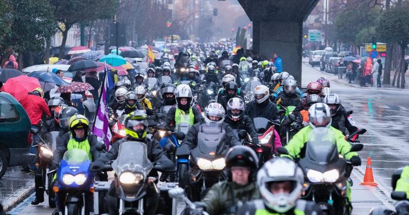 Los moteros desafían a la lluvia en el tradicional desfile de banderas de Pingüinos.