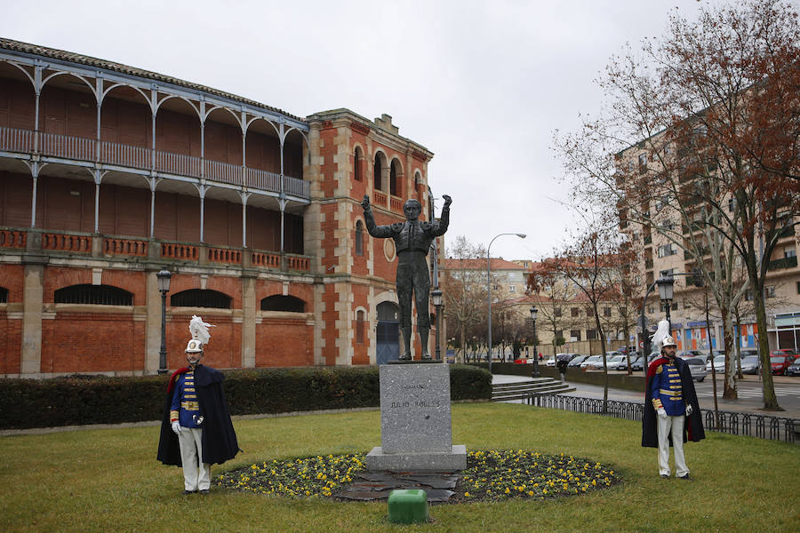 El Ayuntamiento de Salamanca y la Federación de Peñas Taurinas de la ciudad rindien el tradicional homenaje al matador de toros.
