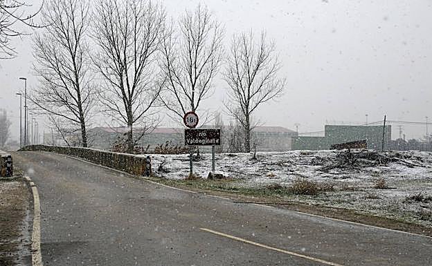 Nieve a la salida del muncipio de Castromocho, este mañana.