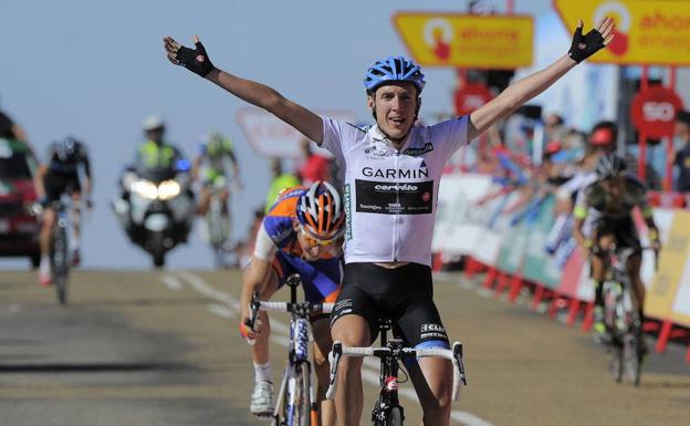 El irlandés Daniel Martin cruza la línea de meta como vencedor tras la subida a La Covatilla en la novena etapa de la Vuelta Ciclista a España del año 2011. 