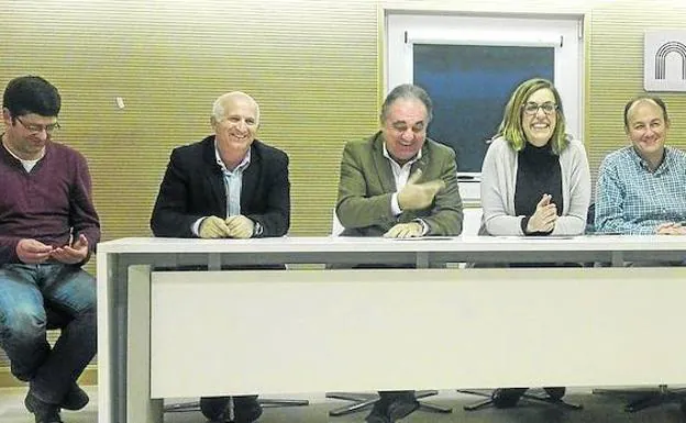Urbano Alonso, segundo por la izquierda, en la reunión celebrada en Cervera.