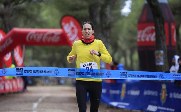 Alicia Diago, la ganadora en categoría femenina, a su llegada a meta 