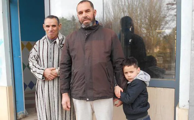 Abderramane Vacini, Abderrahim Chokrallah y su hijo, junto a la puerta del local que acogerá la mezquita.