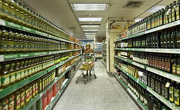 Una mujer compra en un supermercado.