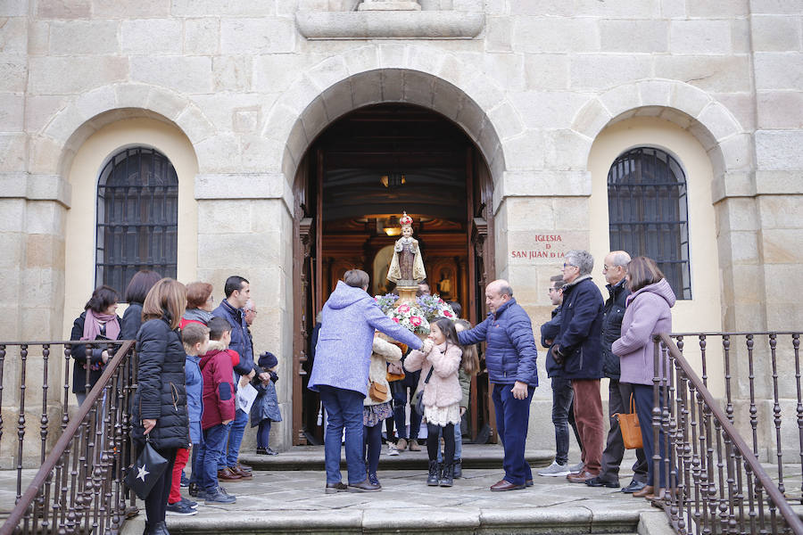 Cientos de personas participaron en el acto que se desarrolló entre las iglesias de San Juan de la Cruz y la del sepulcro de Santa Teresa