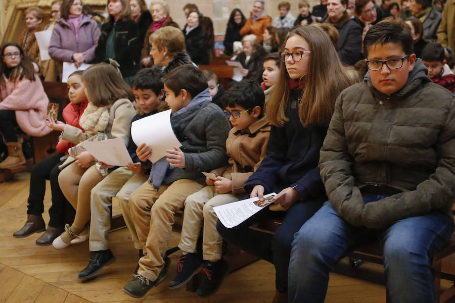 Cientos de personas participaron en el acto que se desarrolló entre las iglesias de San Juan de la Cruz y la del sepulcro de Santa Teresa