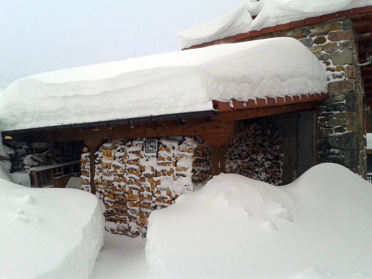 Aspecto que presenta la localidad leonesa de Cofiñal (León) tras el temporal de nieve caído estos días.
