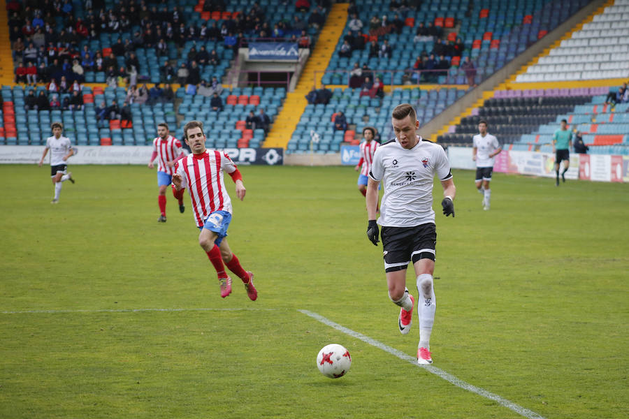 El equipo de Ramón María Calderé se deja remontar un 2-0 por el modesto Bembibre tras un nefasto partido en casa y desaprovecha la opción de ponerse segundo