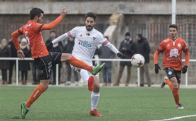 Chuchi realiza un lanzamiento ante un rival del Bupolsa. 