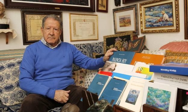 Marcelino García Velasco, junto a sus libros.