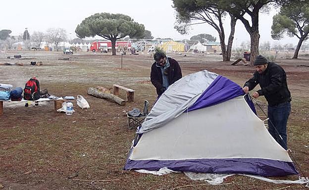 Rodolfo (Valladolid) y Manuel (León), los últimos 'pingüinos' acampados en la antigua Hípica, en la que permanecieron desde el jueves, desmontaron ayer al mediodía su tienda antes de regresar a sus casas. 