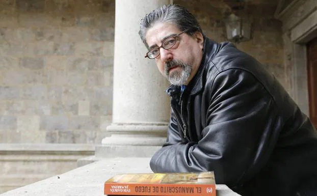 Luis García Jambrina, profesor de la Universidad de Salamanca, posa con su nueva novela. 