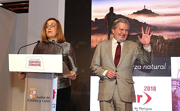 El ministro de Cultura saluda durante la presentación de la oferta de la Diputación.