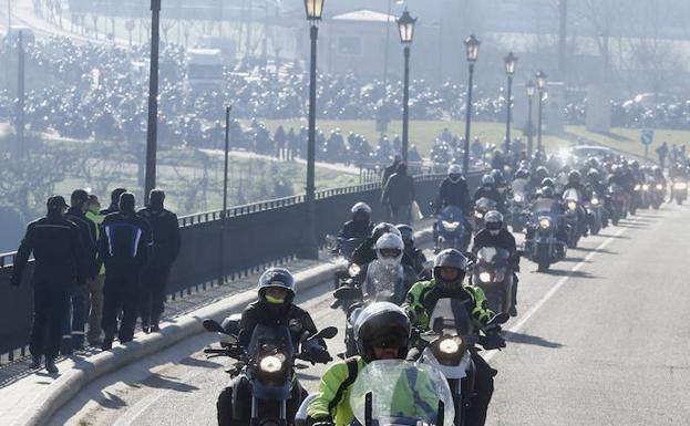 Moteros en el puente de Tordesillas.