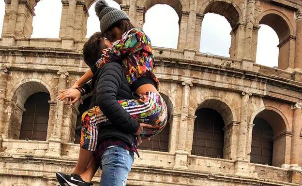 Sofía Suescun y Alejandro Albalá besándose junto al Coliseo romano. 