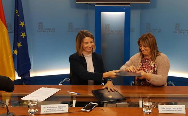 Alicia García y Teresa López firman el documento.