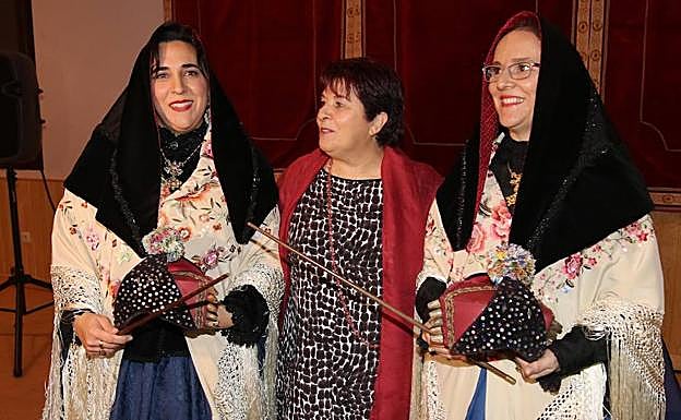 La alcaldesa, Clara Luquero, flanqueada por las águedas. 