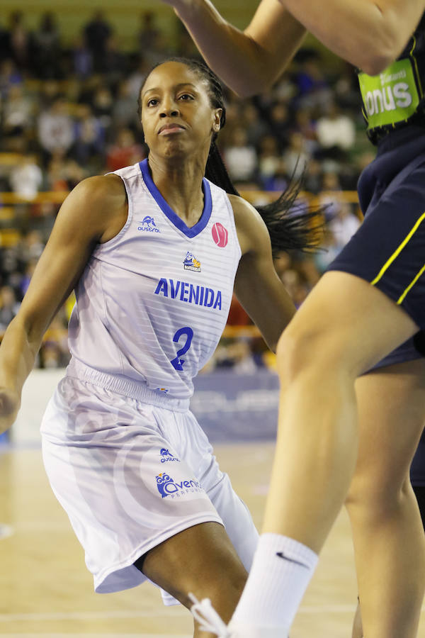 Una canasta de Laura Nicholls a escasos segundos para el final del partido le dio al equipo salmantino una importante victoria en la Euroliga que le permite seguir en la lucha por entrar en los cuartos de final