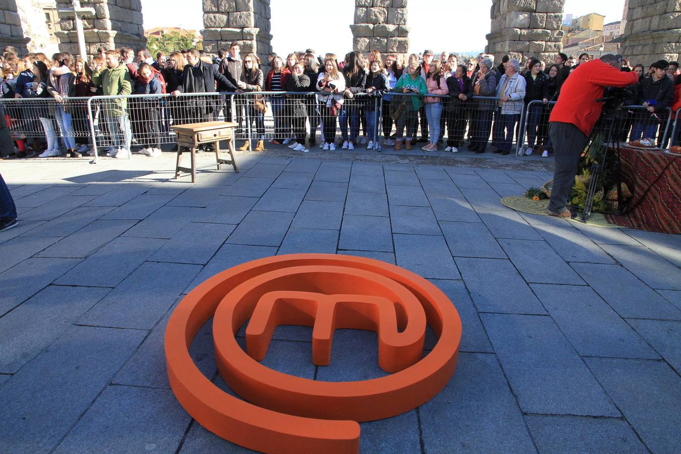 El rodaje se lleva a cabo hoy en la terraza de Santa Columba, junto al Acueducto, con extremado secretismo para no desvelar la identidad de los concursantes elegidos