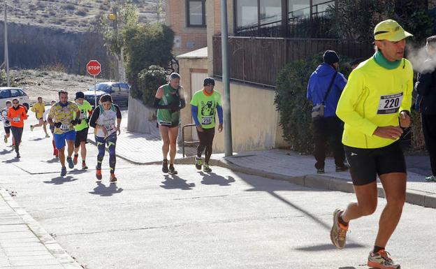 Varios corredores, en pleno esfuerzo en Cabrerizos. 