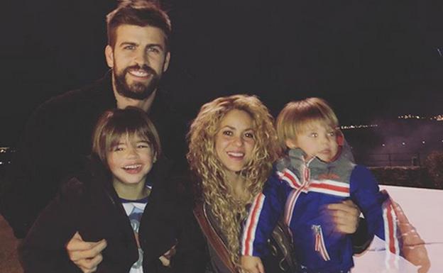 Shakira y Piqué con sus hijos Milan y Sasha (dcha.)
