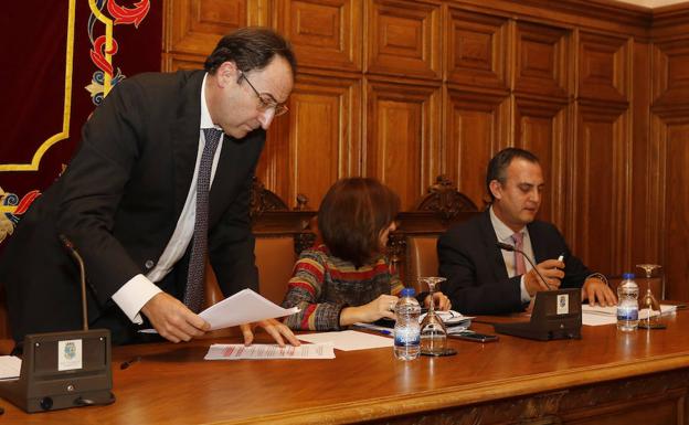 El alcalde, de pie, junto a los concejales Paloma Rivero y Luis Ángel Pérez. 