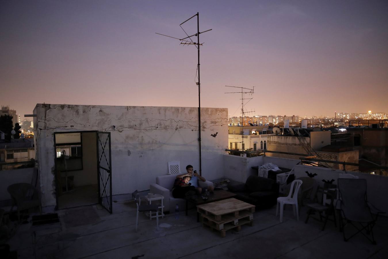 Con el espacio siempre ajustado en la capital económica y de ritmo rápido de Israel, los tejados se han transformado en refugios con prósperos jardines al aire libre, restaurantes, yoga, estudios de arte y música, espacios para clases de artes marciales krav maga y casas de huéspedes