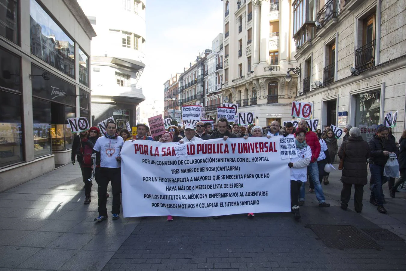 Miles de personas recorren las calles de Valladolid en defensa de la Sanidad de Castilla y León