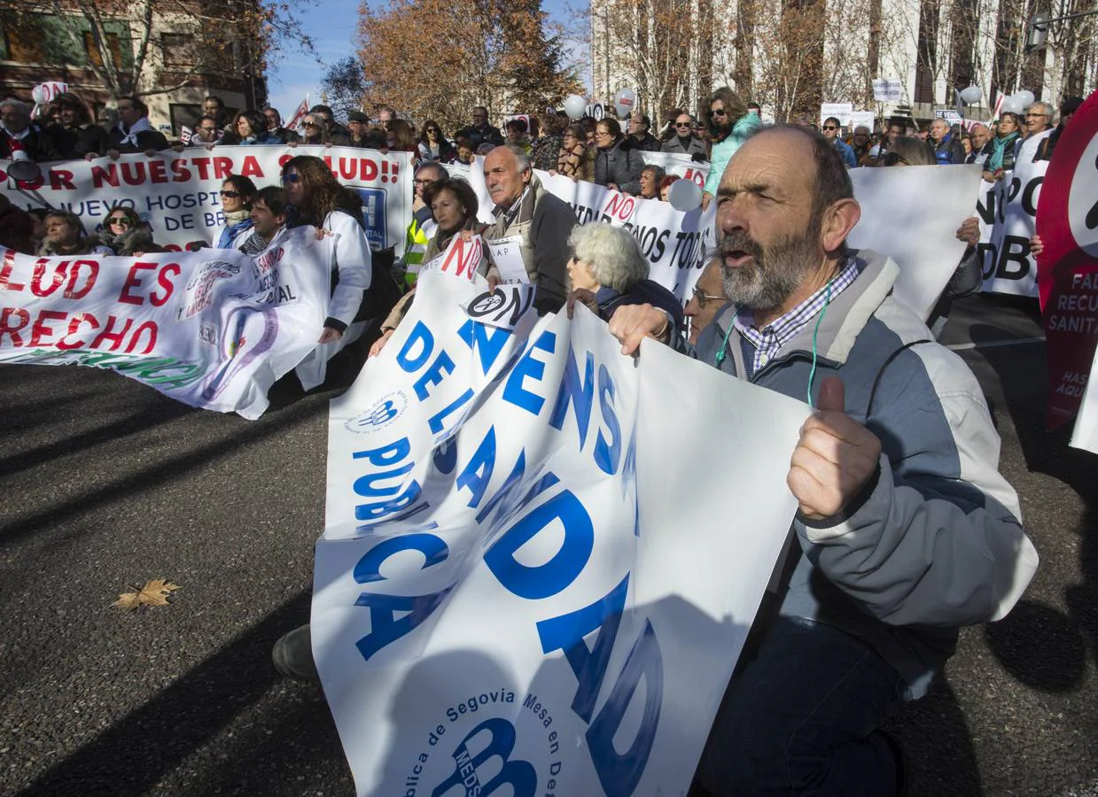 Miles de personas recorren las calles de Valladolid en defensa de la Sanidad de Castilla y León