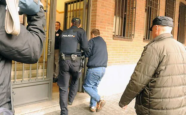Miguel Angel 'El Terre', de 41 años, detenido por asesinar a Jose Manuel, de 26 años, pareja de su ex mujer, en la calle de El Pozo de Medina del Campo (Valladolid) entra en los Juzgados. 